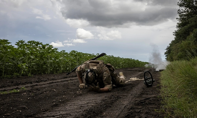 Quân đội Nga trước đó đã thực hiện ít nhất hai cuộc tấn công quy mô lớn vào Vuhledar. Tuy nhiên, do khu vực trọng yếu này được bố trí nhiều bãi mìn ở mặt trước, cùng với nhiều công sự lớn ở vùng ngoại vi, nên các cuộc tấn công trực diện không đạt được đột phá. Sau đó, Quân đội Ukraine triển khai quy mô lớn ở Vuhledar nhằm phản công và chiếm lại các điểm chiến lược đã mất. Ảnh: Washington Post.