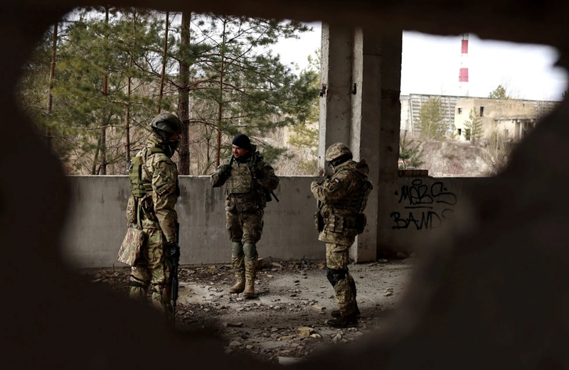 Một số nhà phân tích cho rằng đây là chiến lược của ông Zelensky nhằm làm chậm cuộc chiến. Một khi có sự hỗ trợ của Mỹ và phương Tây, lập trường của ông có thể sẽ trở nên tồi tệ hơn. Suy cho cùng, nếu không có sự “đồng ý” của Mỹ, sẽ khó đạt được bất kỳ cuộc đàm phán hòa bình nào. Ảnh: AP