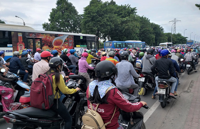 Nhiều người đã phải chịu cảnh trễ giờ làm việc vì gặp phải tình huống "không giống ai" khi tham gia giao thông vào sáng ngày đầu tuần qua cầu Bình Triệu 2.