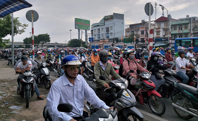 Đến hơn 9h sáng nay (16/7), giao thông cửa ngõ từ các tỉnh vào TP HCM, qua bến xe Miền Đông mới dần trở lại bình thường sau khi lực lượng CSGT giải tỏa hai ô tô rượt đuổi trên cầu Bình Triệu 2 rồi đột ngột dừng xe, cãi vã.