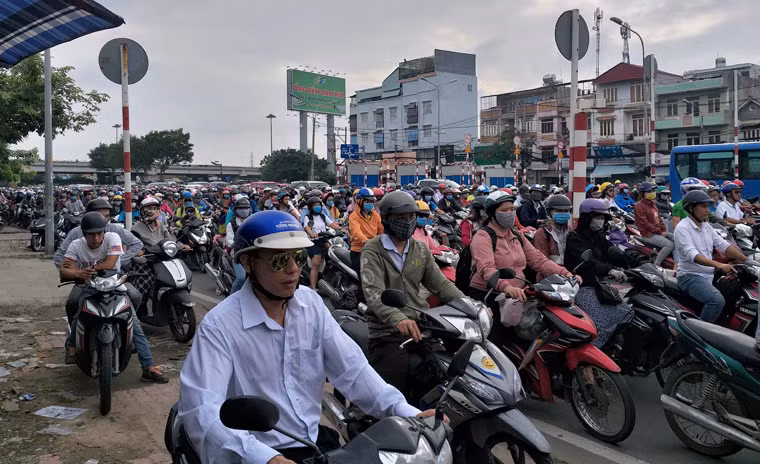 Đến hơn 9h sáng nay (16/7), giao thông cửa ngõ từ các tỉnh vào TP HCM, qua bến xe Miền Đông mới dần trở lại bình thường sau khi lực lượng CSGT giải tỏa hai ô tô rượt đuổi trên cầu Bình Triệu 2 rồi đột ngột dừng xe, cãi vã.