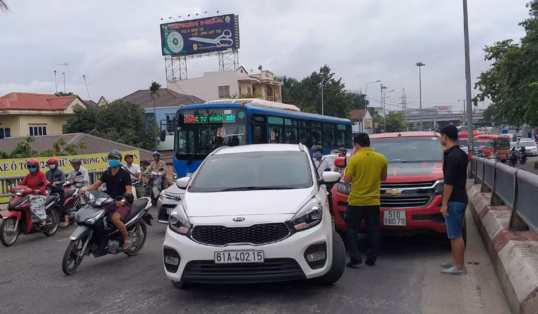 Trước đó, đúng vào giờ cao điểm sáng cùng ngày, hai ôtô mang biển số tỉnh Bình Dương (61) và xe mang biển số liên doanh (51D) trong lúc lưu thông qua nút giao vòng xoay dưới dạ cầu vượt Bình Lợi (quận Thủ Đức, TPHCM) thì xảy ra va chạm.