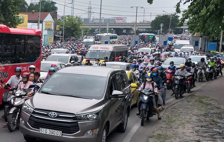 Người tham gia giao thông một phen khốn đốn vì 2 tài xế dừng xe cãi cọ giữa cầu.