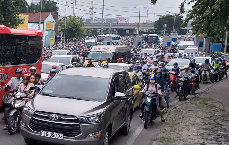 Người tham gia giao thông một phen khốn đốn vì 2 tài xế dừng xe cãi cọ giữa cầu.