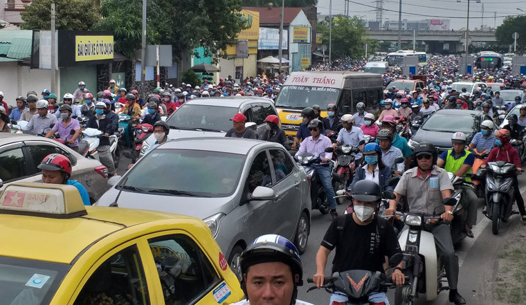 Hàng vạn phương tiện kẹt cứng khi lưu thông qua cầu Bình Triệu 2...