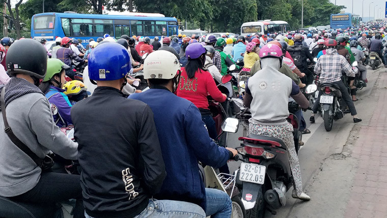 Sau đó, CSGT đang làm nhiệm vụ gần khu vực phát hiện sự việc đã có mặt tại hiện trường nhanh chóng giải tỏa phương tiện và điều tiết giao thông.