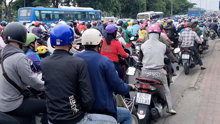 Sau đó, CSGT đang làm nhiệm vụ gần khu vực phát hiện sự việc đã có mặt tại hiện trường nhanh chóng giải tỏa phương tiện và điều tiết giao thông.