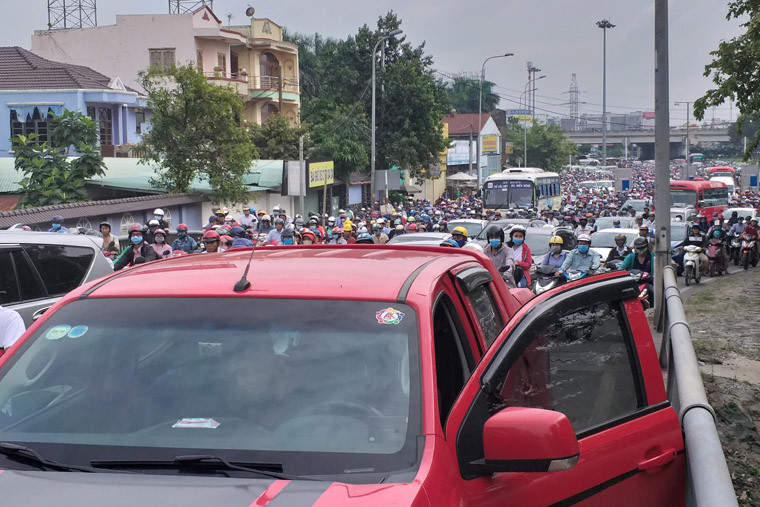 Do đây là cầu huyết mạch lại đúng vào giờ cao điểm sáng đầu tuần phương tiện lưu thông tấp nập, cùng với hàng nghìn xe khách từ các tỉnh đưa khách về bến xe Miền Đông nên việc hai ô tô rượt đuổi rồi "gây lộn" đã gây ra thảm cảnh kẹt xe vô cùng khủng khiếp.