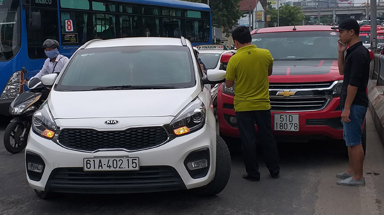Thông tin với PV Kiến Thức, tài xế một trong hai chiếc xe liên quan cho biết do chiếc ôtô va chạm với phương tiện của mình không dừng lại để giải quyết nên tài xế này phải đuổi theo. Khi lên đến cầu Bình Triệu 2 (hướng từ các tỉnh miền Đông, Tây nguyên vào TPHCM) thì tài xế này chặn được và cả 2 dừng xe giữa cầu "gây lộn", tranh phần đúng, sai... 