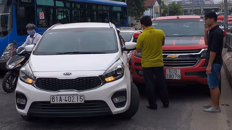 Thông tin với PV Kiến Thức, tài xế một trong hai chiếc xe liên quan cho biết do chiếc ôtô va chạm với phương tiện của mình không dừng lại để giải quyết nên tài xế này phải đuổi theo. Khi lên đến cầu Bình Triệu 2 (hướng từ các tỉnh miền Đông, Tây nguyên vào TPHCM) thì tài xế này chặn được và cả 2 dừng xe giữa cầu "gây lộn", tranh phần đúng, sai... 