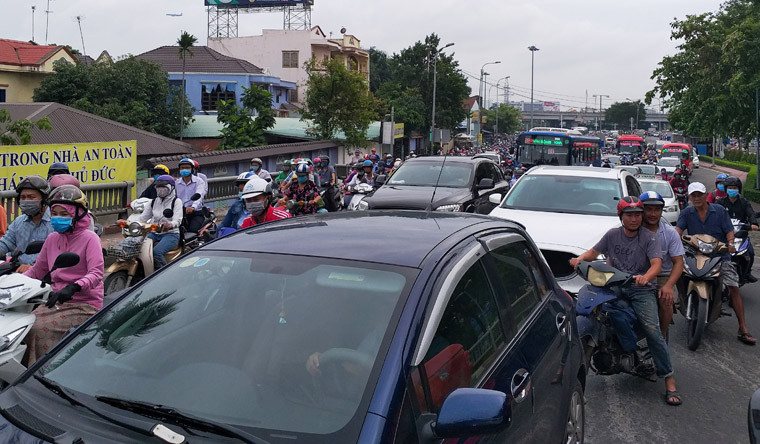 Ùn tắc kéo dài từ nút giao vòng xoay dưới dạ cầu Bình Lợi (quận Thủ Đức) đến bến xe Miền Đông (đường Đinh Bộ Lĩnh, quận Bình Thạnh).