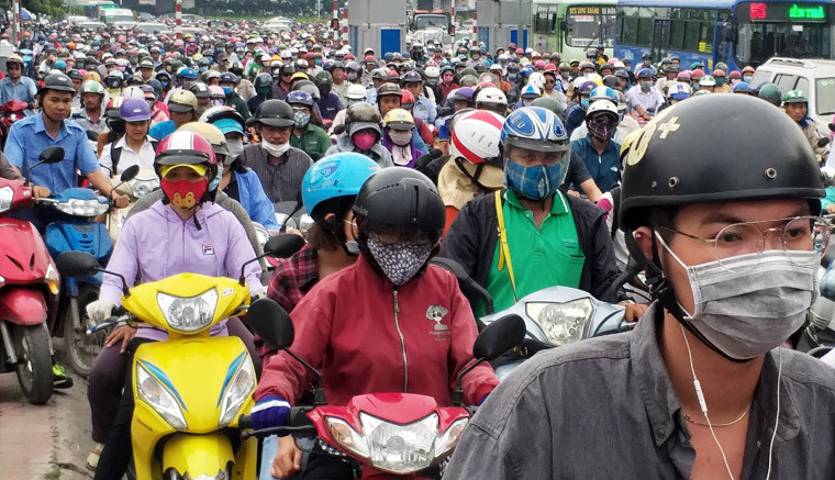 Người dân mệt mỏi vì kẹt xe khi lưu thông qua cầu Bình Triệu 2 sáng 16/7.