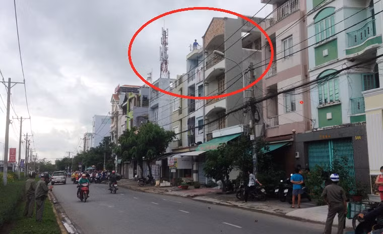 Người qua lại bên dưới đường một phen hốt hoảng, tháo chạy né tránh và rất may không ai bị liên lụy.