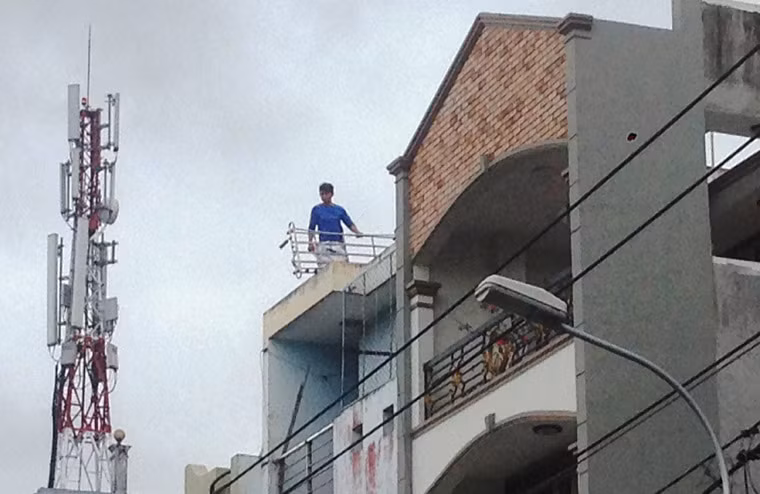 Thông tin với PV Kiến Thức, chủ nhà trọ nơi đối tượng Thừa thuê ở với vợ cho biết: "Trước khi xảy ra vụ việc, đối tượng này và vợ xảy ra mâu thuẫn, cãi vả. Bất ngờ đối tượng Thừa cầm dao đuổi chém khiến người vợ bỏ chạy.