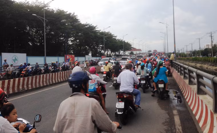 CSGT quận Bình Tân cũng đến hiện trường giải tỏa ùn tắc trên cầu vượt Tân Tạo vì người hiếu kỳ dừng lại để theo dõi.