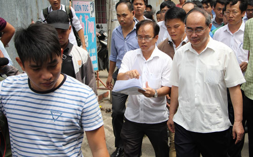 Bí thư Nguyễn Thiện Nhân đến thăm người dân Thủ Thiêm đang sống tại khu tái định cư.