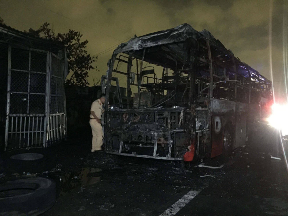 Bình Thuận: Xe khách giường nằm cháy, thiêu rụi cả nhà dân - Hình 2 Binh Thuan: Xe khach giuong nam chay, thieu rui ca nha dan-Hinh-2