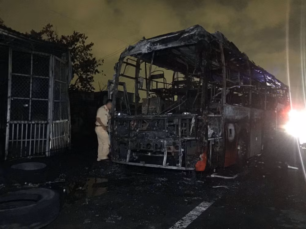 Binh Thuan: Xe khach giuong nam chay, thieu rui ca nha dan-Hinh-2