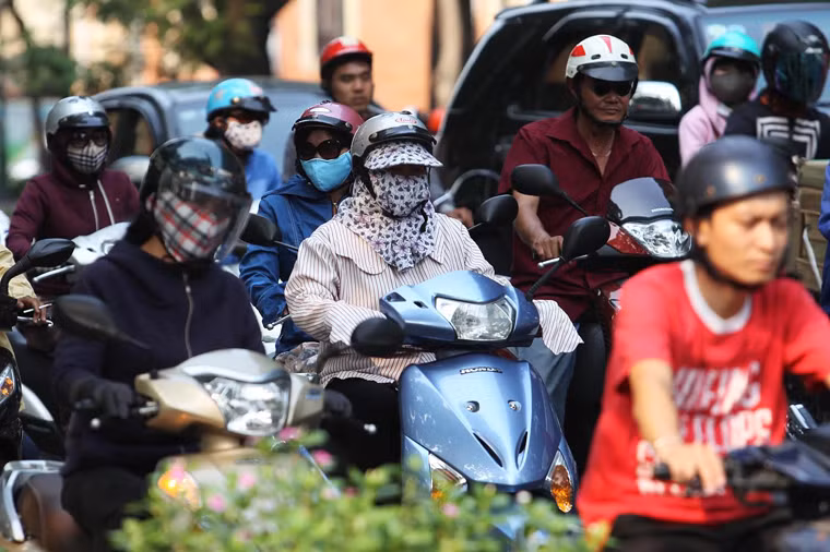 Từ sáng sớm đến tận cuối giờ chiều, nắng nóng gay gắt ở Sài Gòn kéo dài hơn 10 tiếng đồng hồ gây cảm giác nóng bức, ngột ngạt... khiến người dân hết sức khó chịu, cuộc sống sinh hoạt hàng ngày bị đảo lộn.