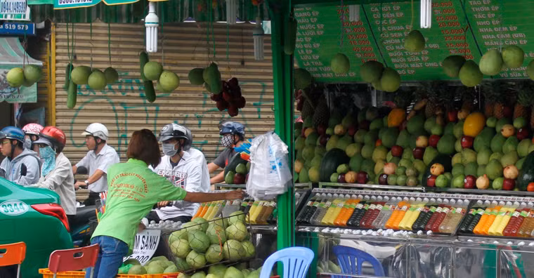 Tuy nhiên, đây là cơ hội kinh doanh của những người bán nước trái cây giải khát.