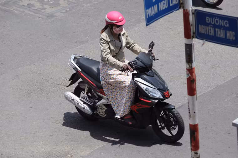 Mới hơn 8h sáng nhưng khu vực trung tâm Sài Gòn nắng đã gay gắt. Người đi đường trùm kín người để tránh cái nắng như lửa đốt.