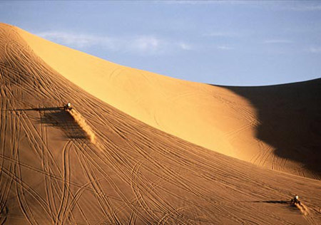 Đồng thời, các lớp đá cứng ẩn sau cát cũng là nguồn tài nguyên quý báu.