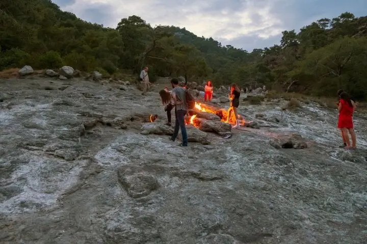 Tuy nhiên, nghiên cứu mới đây của Giuseppe Etiope, một nhà khoa học của Viện Địa vật lý và Núi lửa quốc gia ở Rome, Italy, cùng các đồng nghiệp tại Đại học Bolyai (Rumani), đã đưa ra lời giải thích khác.