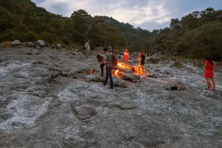 Tuy nhiên, nghiên cứu mới đây của Giuseppe Etiope, một nhà khoa học của Viện Địa vật lý và Núi lửa quốc gia ở Rome, Italy, cùng các đồng nghiệp tại Đại học Bolyai (Rumani), đã đưa ra lời giải thích khác.