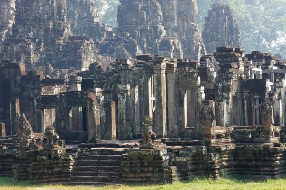 1. Quần thể kiến trúc: Angkor Wat nằm trên một diện tích hơn 162,6 hecta và là di tích tôn giáo lớn nhất thế giới. Nó bao gồm 72 ngôi đền lớn và một số ngôi đền nhỏ thể hiện nhiều giai đoạn lịch sử của triều đại Khmer từ thế kỷ thứ 9 đến thế kỷ thứ 15.