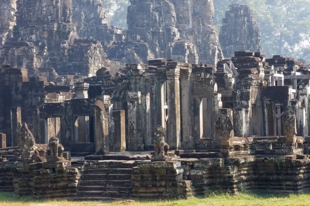 1. Quần thể kiến trúc: Angkor Wat nằm trên một diện tích hơn 162,6 hecta và là di tích tôn giáo lớn nhất thế giới. Nó bao gồm 72 ngôi đền lớn và một số ngôi đền nhỏ thể hiện nhiều giai đoạn lịch sử của triều đại Khmer từ thế kỷ thứ 9 đến thế kỷ thứ 15.