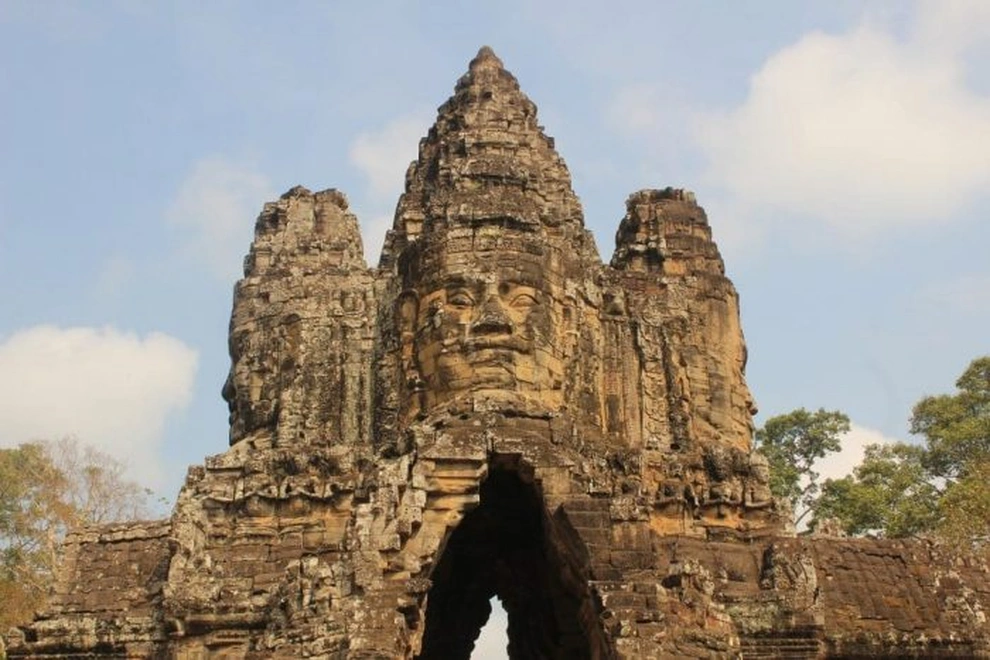 3. Đa tôn giáo: Ban đầu, kỳ quan Angkor Wat được xây dựng để thờ cúng thần Vishnu theo đạo Ấn Độ giáo. Tuy nhiên, sau đó, nó đã sáp nhập nhiều yếu tố Phật giáo và trở thành một nơi linh thiêng cho cả hai tôn giáo.