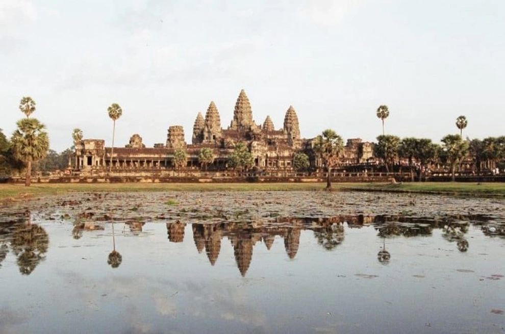 5. Tên gốc: Tên gốc của Angkor Wat là "Vrah Vishnuloka", có nghĩa là "nơi cư ngụ thiêng liêng của Vishnu" theo tiếng Phạn. Trong tiếng Khmer, tên gọi "Angkor Wat" có nghĩa là "Thành phố của những ngôi đền".