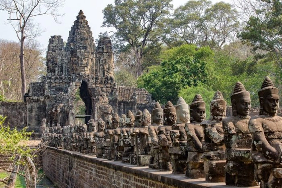 7. Hướng hình: Hầu hết các ngôi đền Khmer hướng về phía đông, nhưng Angkor Wat hướng về phía tây. Một số giả thuyết cho rằng hướng tây biểu thị mối tương quan giữa cái chết và sự sống, với phía tây biểu thị cái chết và phía đông biểu thị sự sống.
