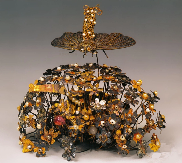 Lý Tịnh Huấn được mai táng cùng với nhiều món đồ giá trị như đồ trang sức vòng cổ bằng ngọc trai, chai thủy tinh hình bầu dục...