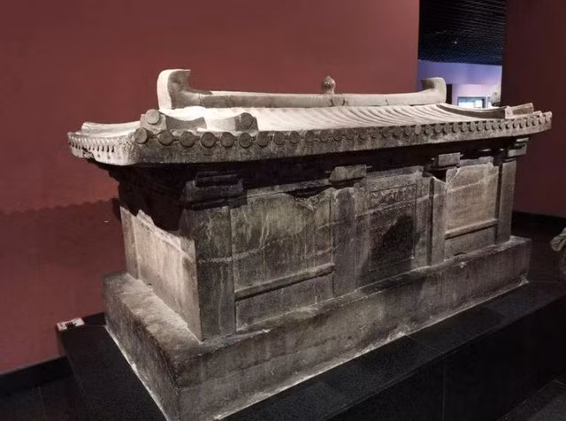 Năm 1957, tại công trường Lương Gia Trang ở Tây An, Trung Quốc, một phát hiện khám phá ngôi mộ cổ đã thu hút sự chú ý.