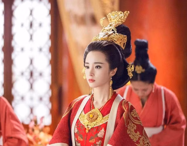 Lời nguyền được sử dụng để ngăn chặn trộm mộ, do bà ngoại của Lý Tịnh Huấn, Dương Lệ Hoa, lo lắng về sự yên bình của cháu gái sau khi qua đời.