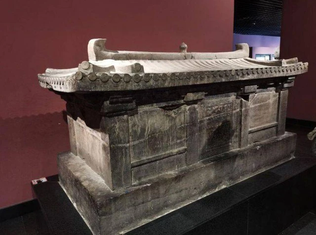 Năm 1957, tại công trường Lương Gia Trang ở Tây An, Trung Quốc, một phát hiện khám phá ngôi mộ cổ đã thu hút sự chú ý.