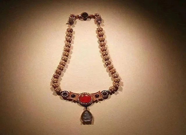 Các chuyên gia suy đoán Hoàng hậu Dương Lệ Hoa chôn cất cháu gái trong ngôi mộ có nhiều báu vật như vậy vì rất yêu quý người cháu này.