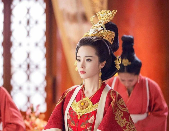 Lời nguyền được sử dụng để ngăn chặn trộm mộ, do bà ngoại của Lý Tịnh Huấn, Dương Lệ Hoa, lo lắng về sự yên bình của cháu gái sau khi qua đời.