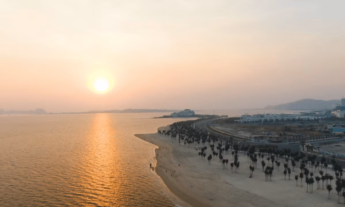 Câu chuyện về hà biển còn liên quan đến một địa danh nổi tiếng của Việt Nam - Bãi Cháy. Truyền thuyết kể rằng, để ngăn chúng bám vào thuyền bè, ngư dân đã thực hiện phương pháp đặc biệt - lật úp thuyền và đốt lửa. Bãi biển sau đó rực lên như đang cháy, và từ đó, nơi đây được gọi là Bãi Cháy.