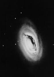 Hình ảnh được chụp bởi Hubble còn thể hiện những nhánh xoắn ốc rộng lớn, điểm xuyết bằng các vùng ánh sáng xanh, là nơi các ngôi sao trẻ đang hình thành và phát triển. M64 cũng bao quanh bởi quầng sáng mờ, tàn dư của các thiên hà nhỏ hơn đã bị nó "ăn thịt" trong hàng tỷ năm.