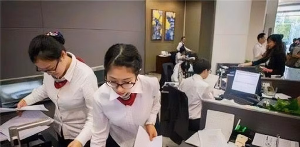 Khi ông lão mang vàng đến ngân hàng để đổi tiền, nghi ngờ về nguồn gốc của chúng, các nhân viên ngân hàng đã yêu cầu giữ lại để kiểm tra.