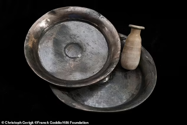 Họ cũng tìm thấy khu bảo tồn Hy Lạp dành cho Aphrodite phía đông ngôi đền Amun, chứa các đồ vật bằng đồng và gốm, cho thấy sự tồn tại của cộng đồng người Hy Lạp trong khu vực và tại thời điểm các Pharaoh của triều đại Saïte.