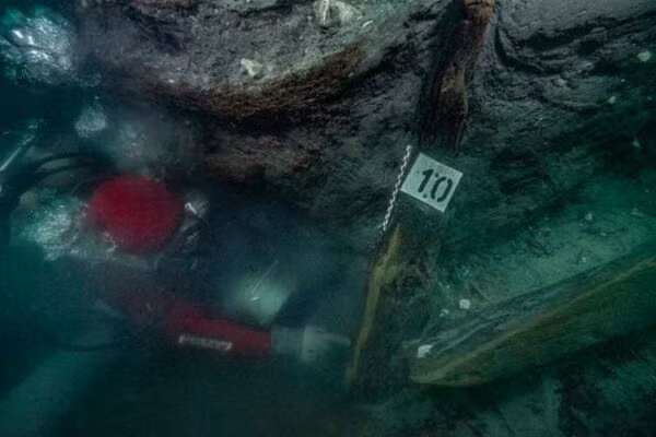 Ngoài ra, các loại vũ khí Hy Lạp được tìm thấy, cho thấy sự tồn tại của lính đánh thuê Hy Lạp trong khu vực, chúng đã canh giữ đường vào vương quốc tại cửa nhánh Canopic của sông Nile, một nhánh sông quan trọng cho giao thông thủy.