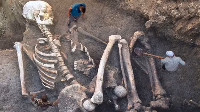 Tại châu Âu, bộ xương người khổng lồ cao lớn cũng được tìm thấy tại hang Lascaux ở Pháp và núi Stonehenge ở Anh. 