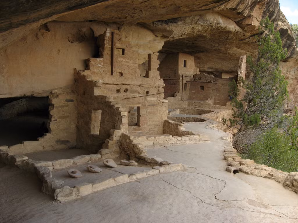 3. Anasazi: Nền văn minh này xây dựng cấu trúc bằng đá và gạch đa tầng. Việc họ rời bỏ quê hương mà không có lời giải đáp chính xác, có thể liên quan đến xung đột nội bộ và thảm họa môi trường.