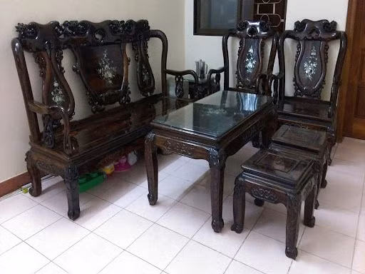 Nó thường được sử dụng trong sản xuất đồ nội thất, đồ mỹ nghệ và đồ phong thủy, cũng như để làm nhạc cụ như đàn tranh và đàn tỳ bà, mang lại âm thanh vang và ấm áp cho các nhạc cụ.