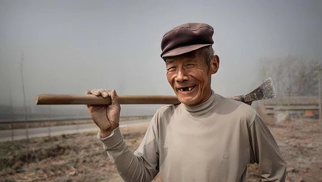 Hí hửng, ông mang vàng đến ngân hàng để đổi tiền, nhưng ngân hàng nghi ngờ về nguồn gốc vàng và báo cảnh sát.