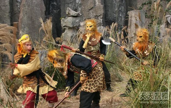 Một góc độ khác cho rằng, văn hóa Trung Hoa coi "ông ngoại" là người già, có địa vị cao và quyền lực, khi tự nhận mình là "ông ngoại", Tôn Ngộ Không có thể muốn thể hiện sự bề trên, coi thường đối thủ yêu quái.