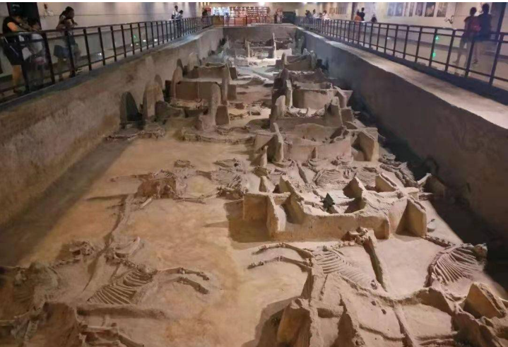 Tuẫn táng trong quan tài đóng kín là hình thức được áp dụng đối với thê thiếp hoặc phi tần của vua chúa. Người bị tuẫn táng được đặt trong quan tài kín đáo. Do không gian hẹp trong quan tài và lượng oxy giới hạn, họ thường qua đời trong chưa đầy 10 phút.